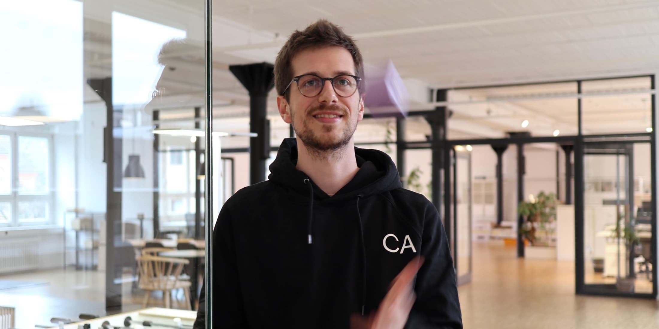 Timo Clasen jongliert mit homee Würfeln.