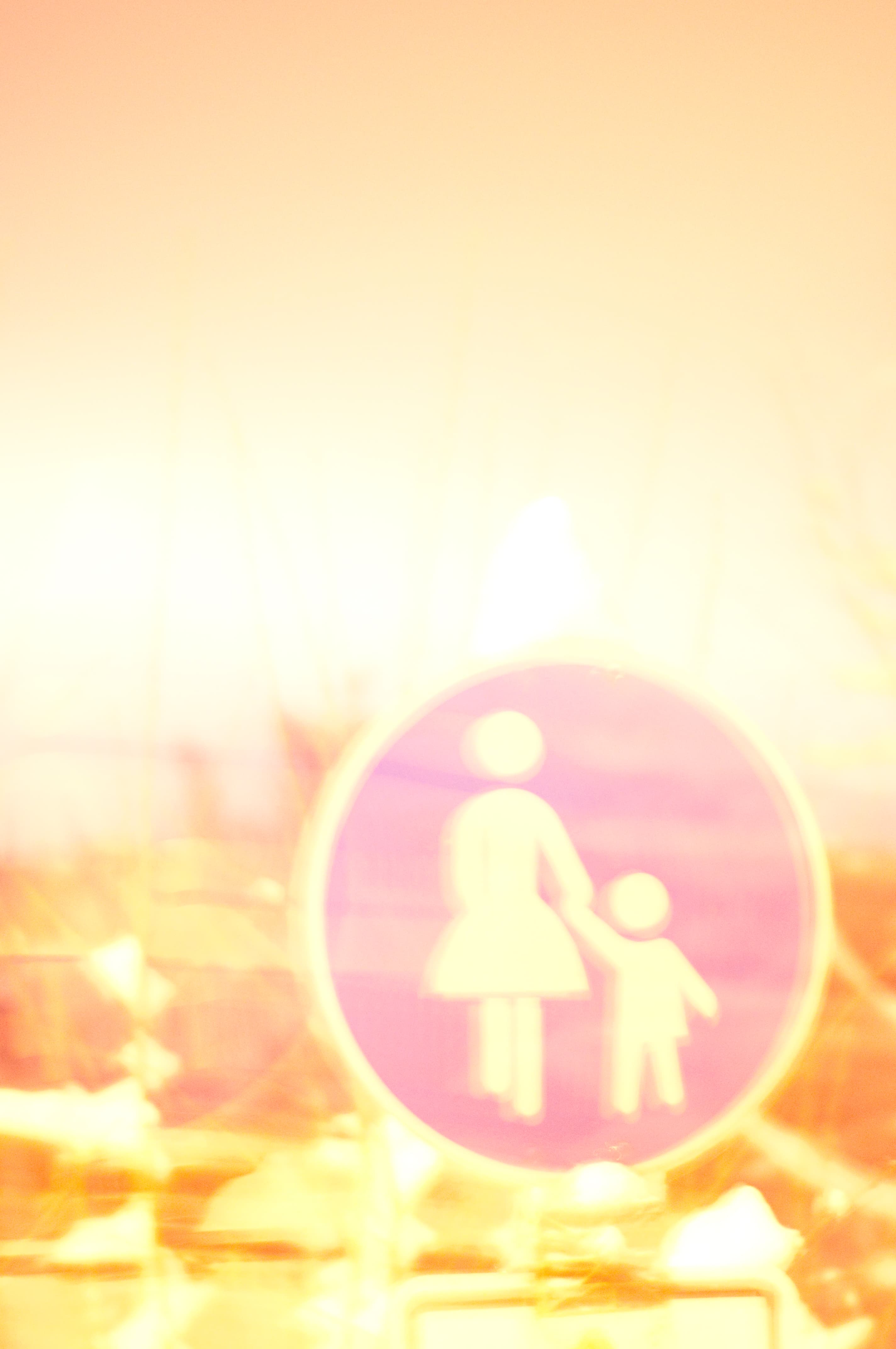 Nachtaufnahme eines Straßenschildes.