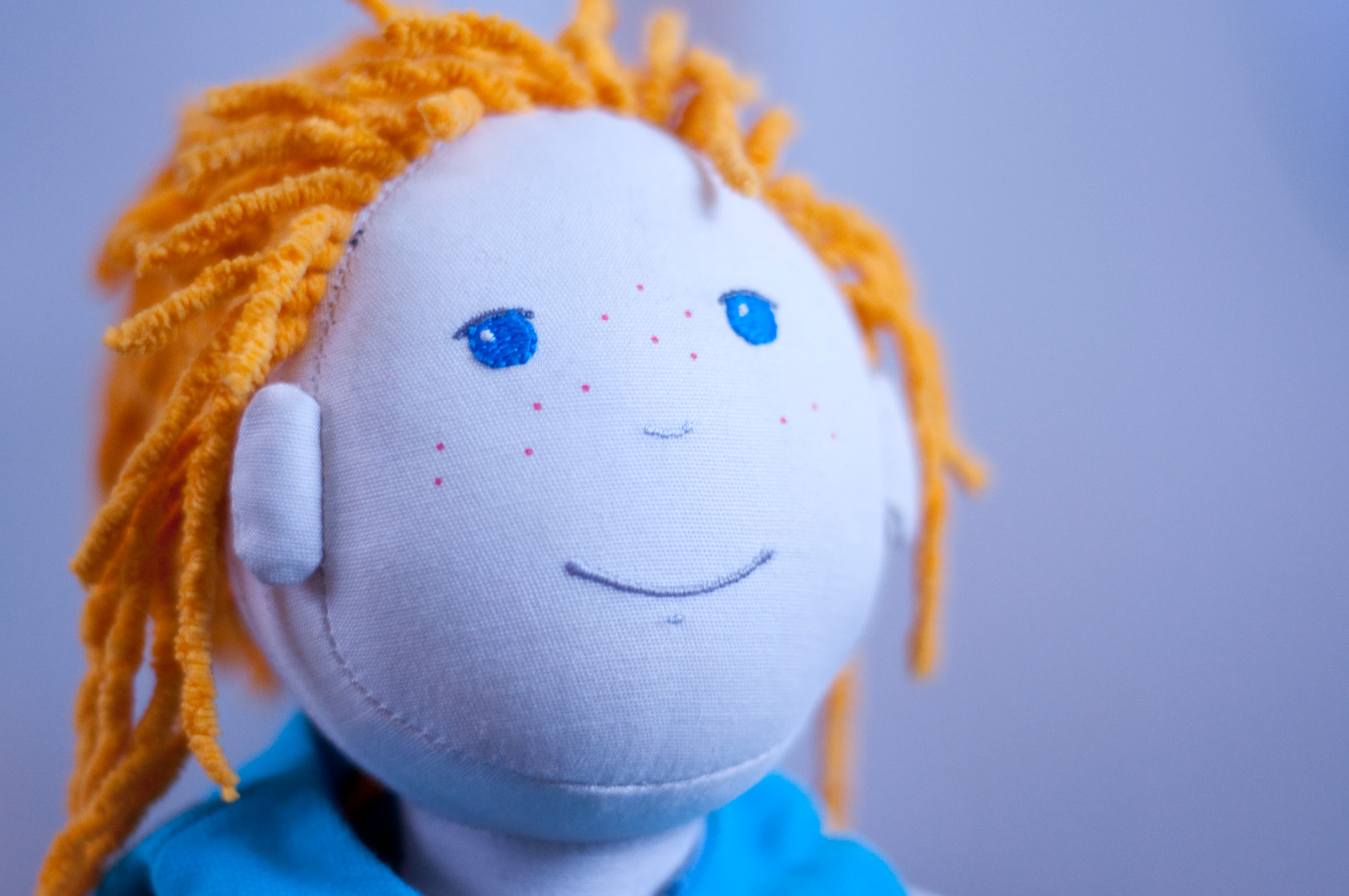 Porträt einer Stoffpuppe für Kinder.