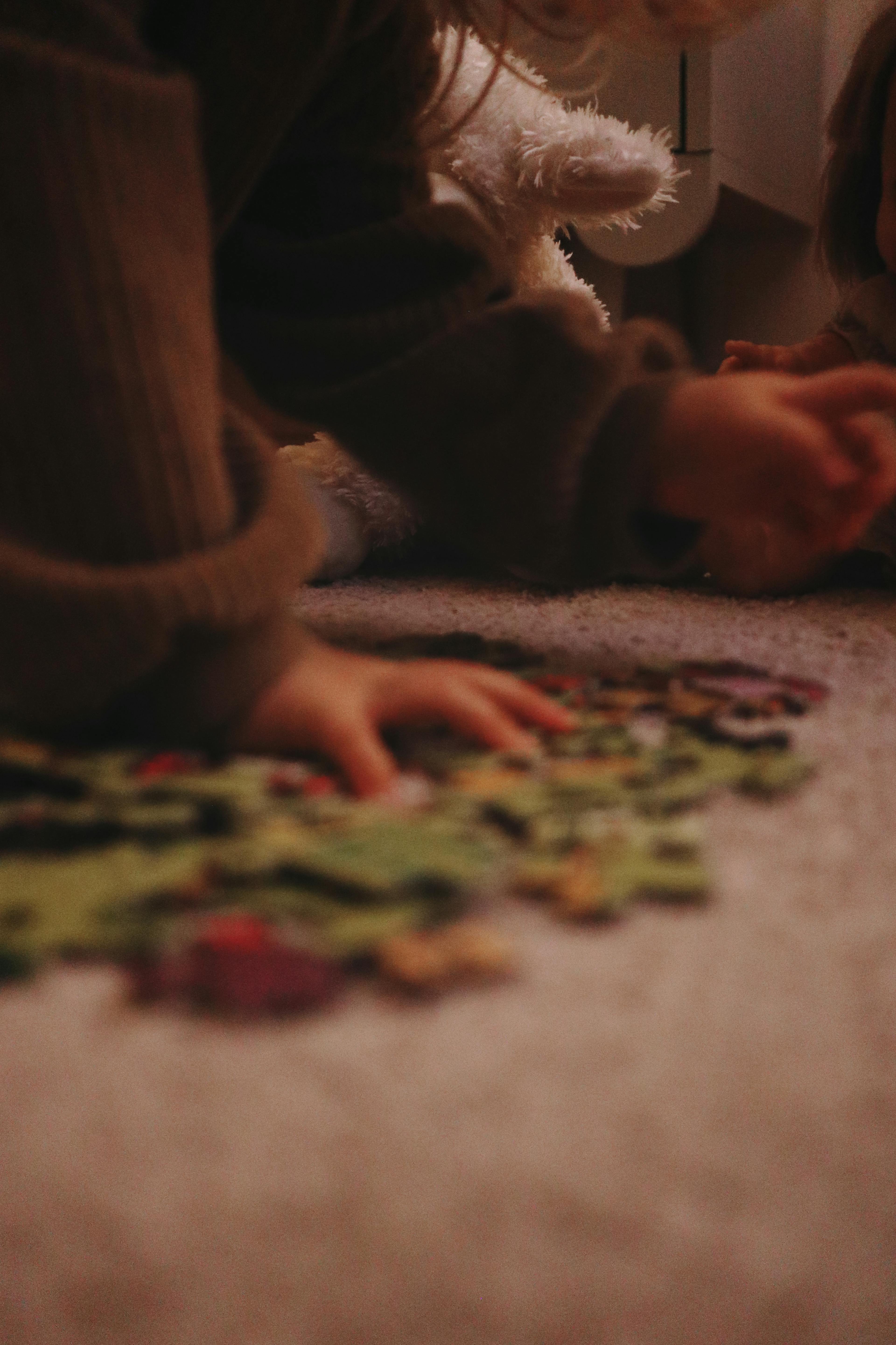 Stimmungsvolles Bild eines Kleinkinds beim Puzzeln.