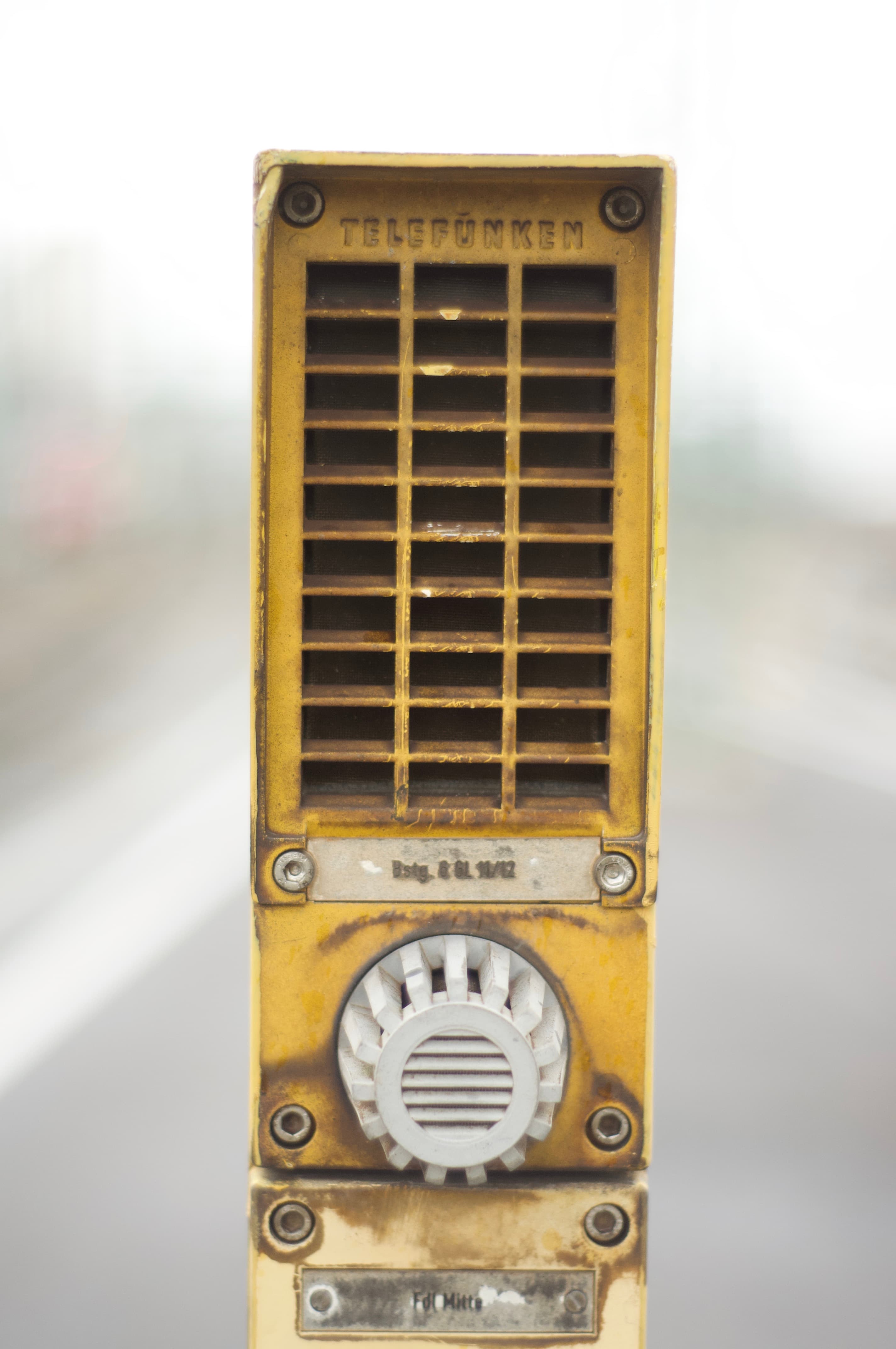 Altes Telefunken-Gerät auf dem Stuttgarter Bahnhof.