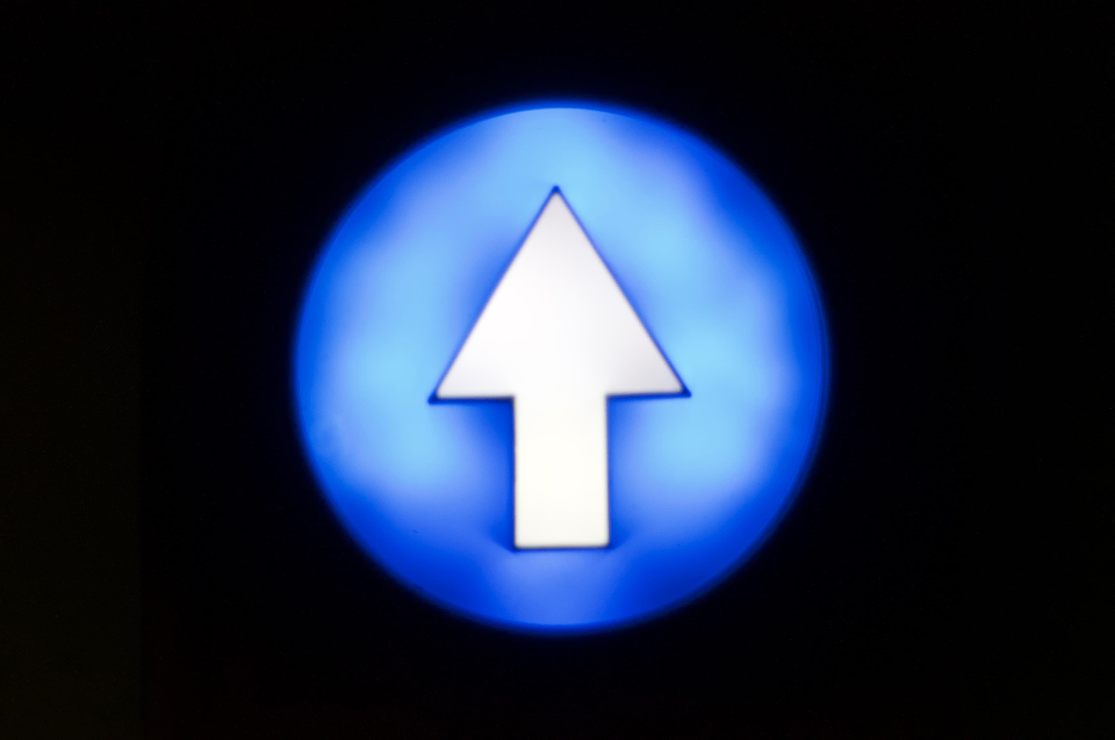 Zeichen mit Pfeil nach oben in der Stuttgarter S-Bahn.