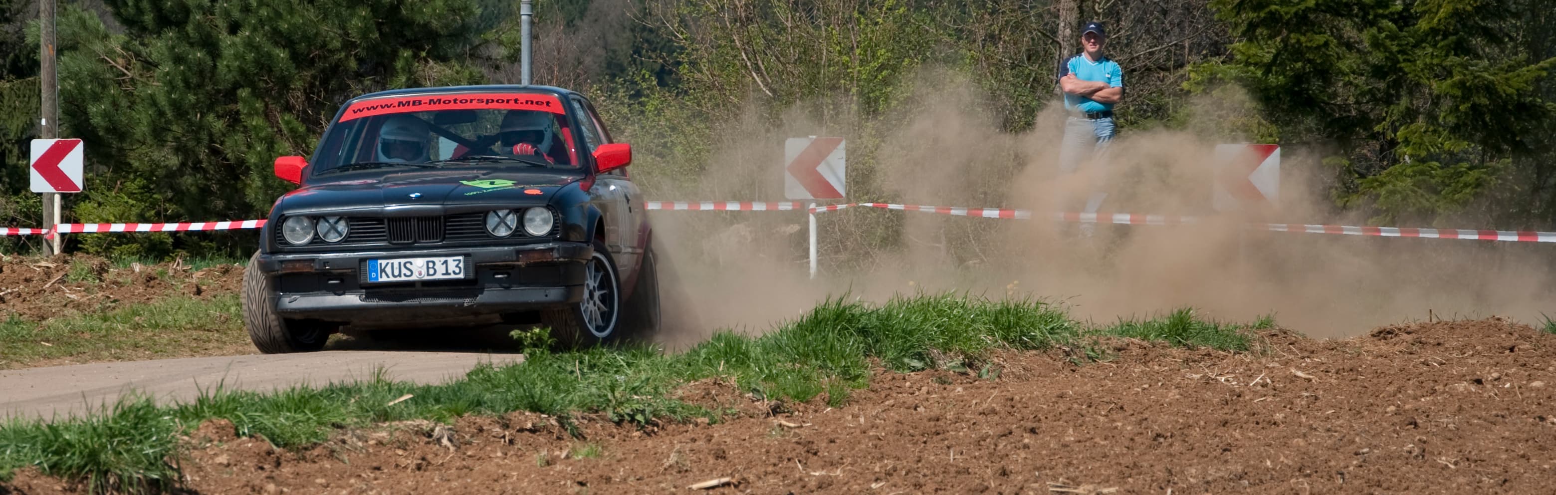 Rally Fahrzeug mitten im Drift.