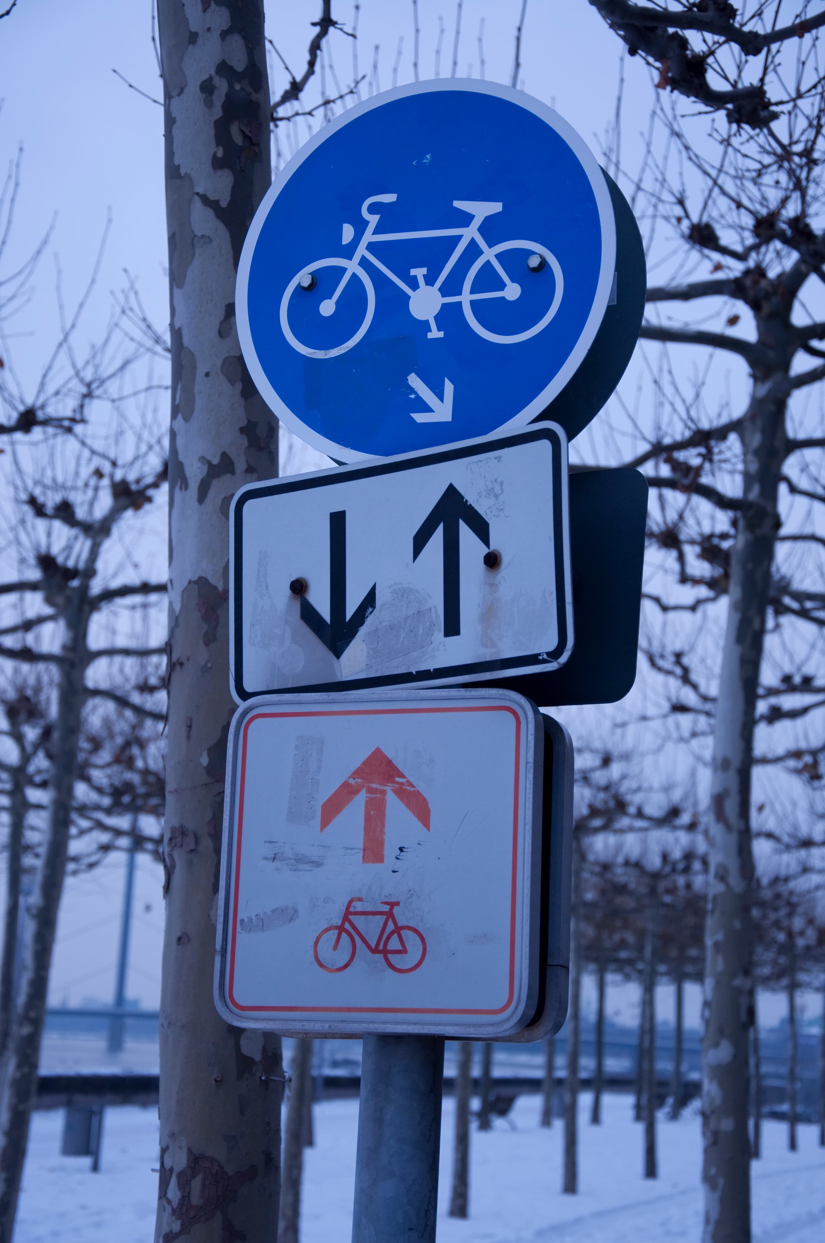 Verwirrende Fahrradbeschilderung.